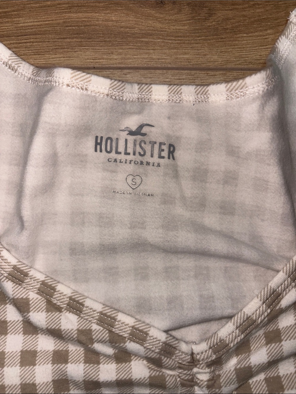 Hollister Beige Gingham Ruched Long Sleeve Tee - Picture 2 of 3